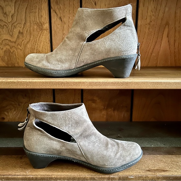 Dansko Beige Suede Side Cut Outs Bonita Back Zipper Ankle Booties, size 39 8.5 9 - Picture 4 of 12